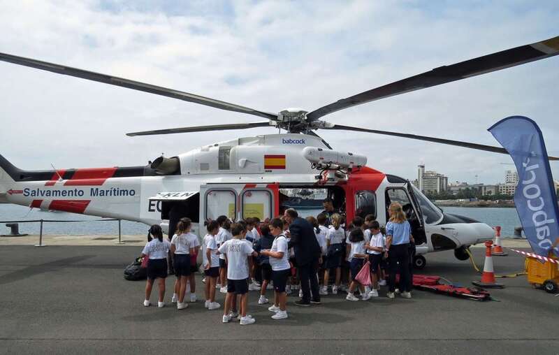 Escolares junto al helicóptero de Helimer (Foto Acfi Press)